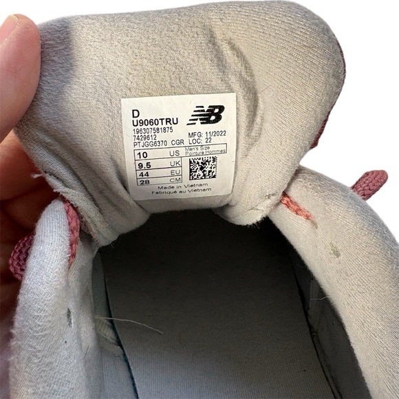 New Balance 9060 Cherry Blossom Size M10/W11.5 with Box - Picture 7 of 8